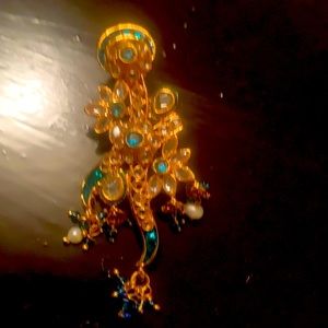 Stunning gold tone pendant